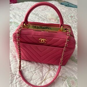 Chanel rare fuchia pink Pink Chevron
Quilted trendy Shoulder Bag